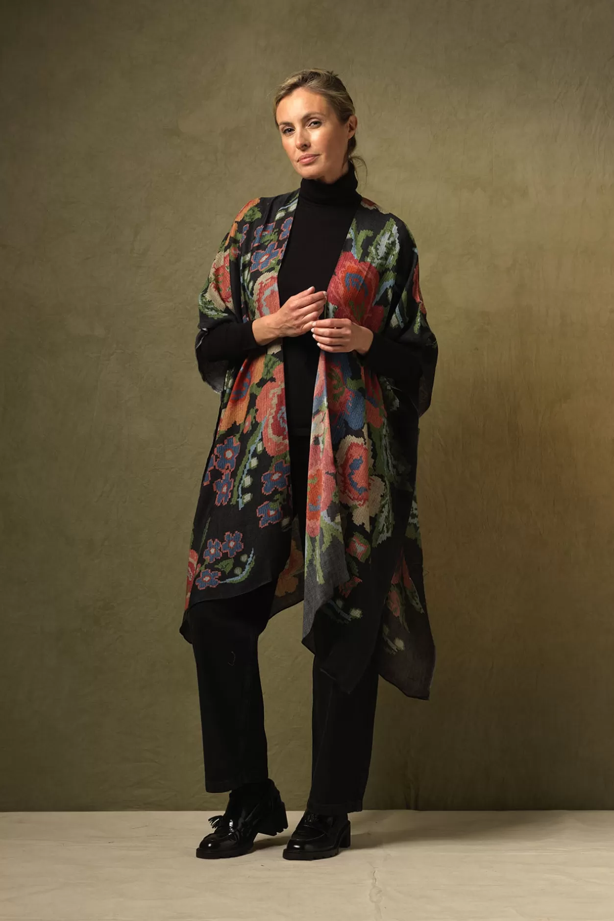 Women One Hundred Stars Woven Flower Black Wool Throwover
